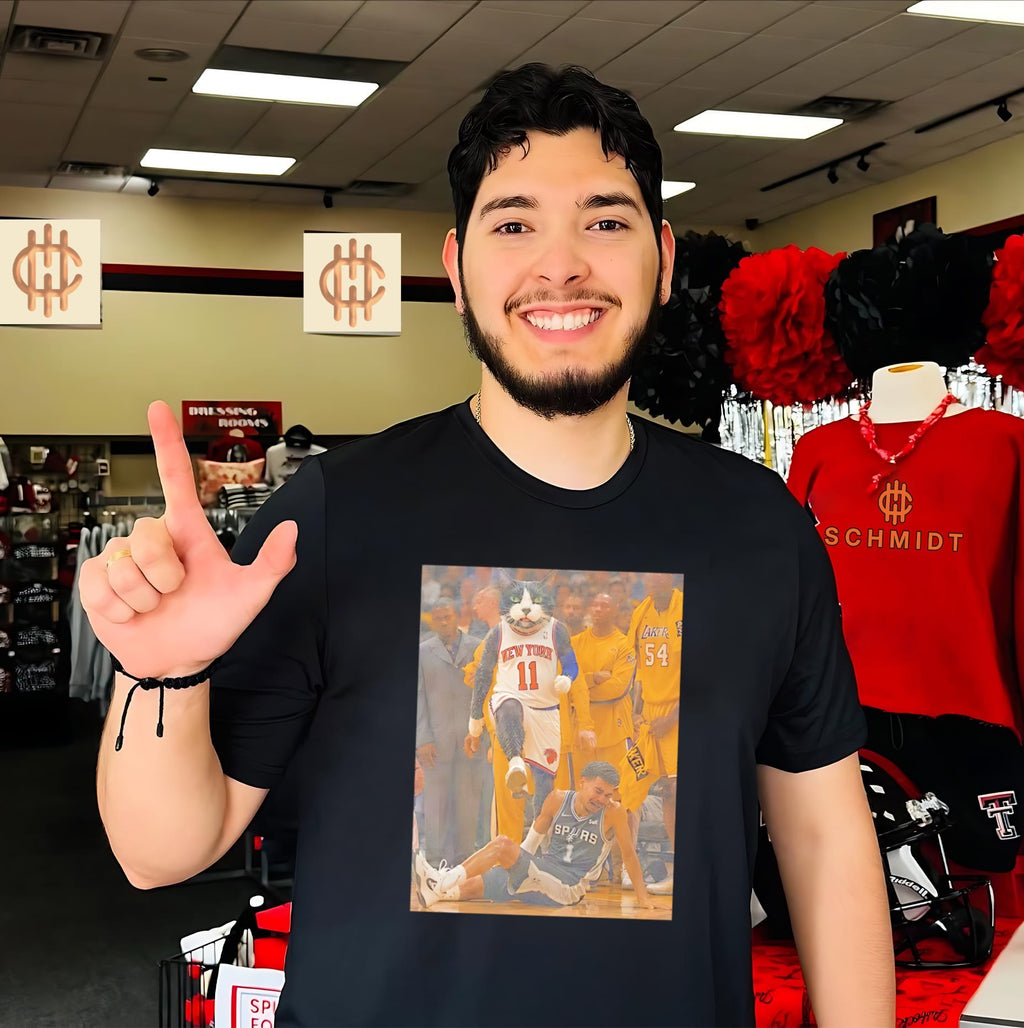 NY Knicks mascot kicking San Antonio Spurs shirt