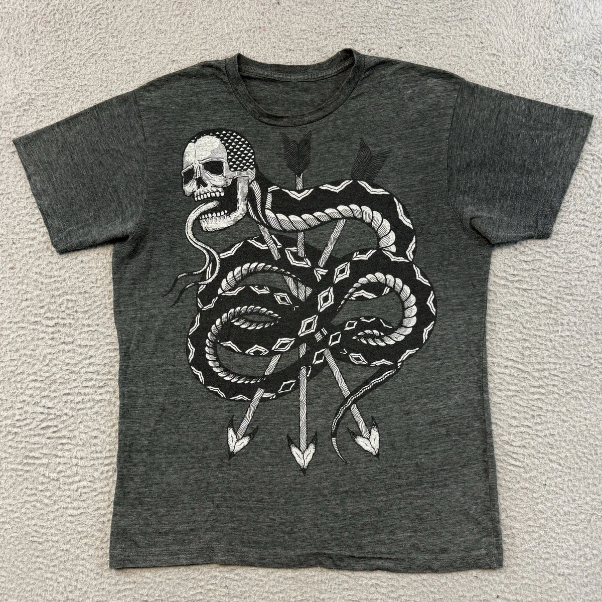 Vintage Tribal Skull Shirt Mens Medium Gray Goth Biker Grunge Short Sleeve Y2K