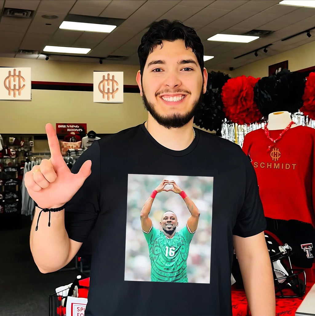 Julian Quinones Al-Qadsiah making heart symbol shirt